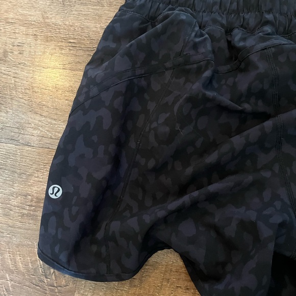 Track That Lined Shorts - Black Camo - Lululemon - Size 6 - Picture 3 of 3
